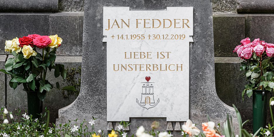 Unbekannte haben den Zaun an Jan Fedders Grab zerstört. 