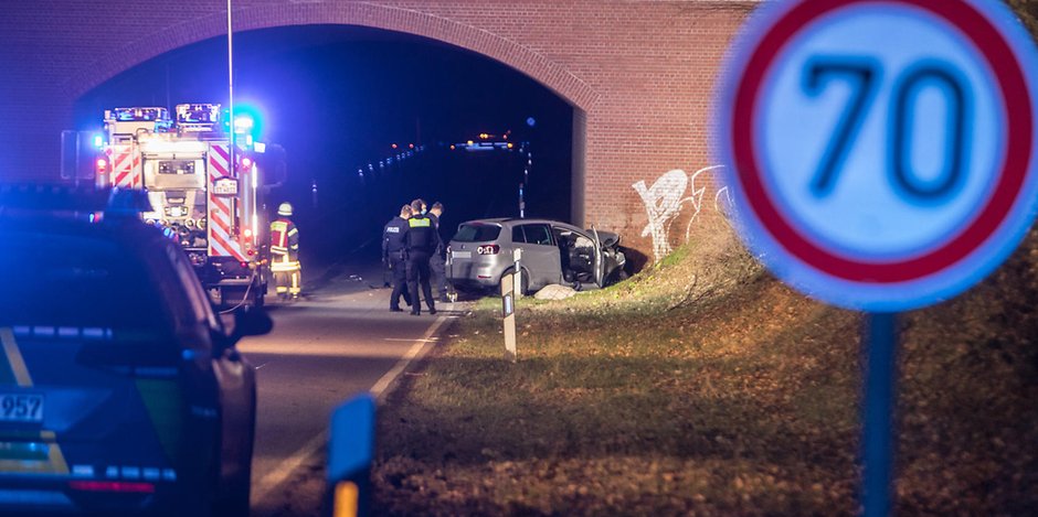 Ein 78 Jahre alter Autofahrer ist bei Brackel gegen die Mauer einer Autobahnunterführung gefahren und dabei ums Leben gekommen.