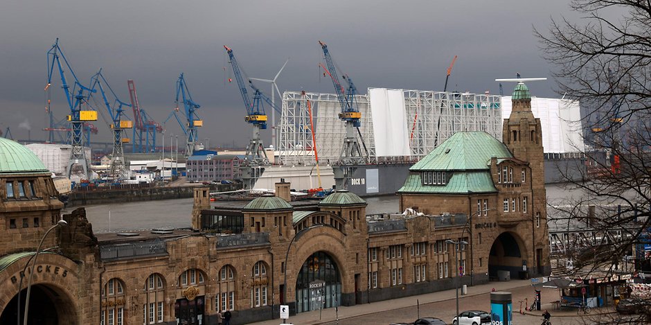 Der Gerüst-Bau im Hamburger Hafen hat inzwischen eine imposante Größe erreicht. 
