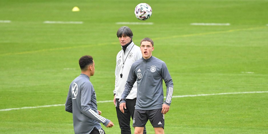 Bundestrainer Joachim Löw beobachtet seine jungen Spieler Jamal Musiala (l.) und Florian Wirtz