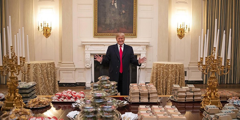 Lecker! Ex-Präsident Donald Trump vor einem Fast-Food-Buffett im Weißen Haus 2019.