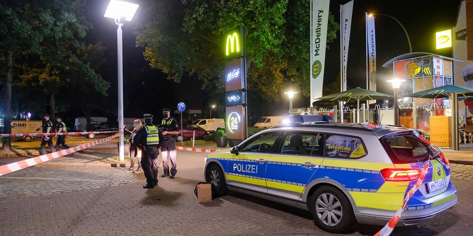 Polizisten sichern die Spuren nach der Messerattacke in Hamburg-Hamm.