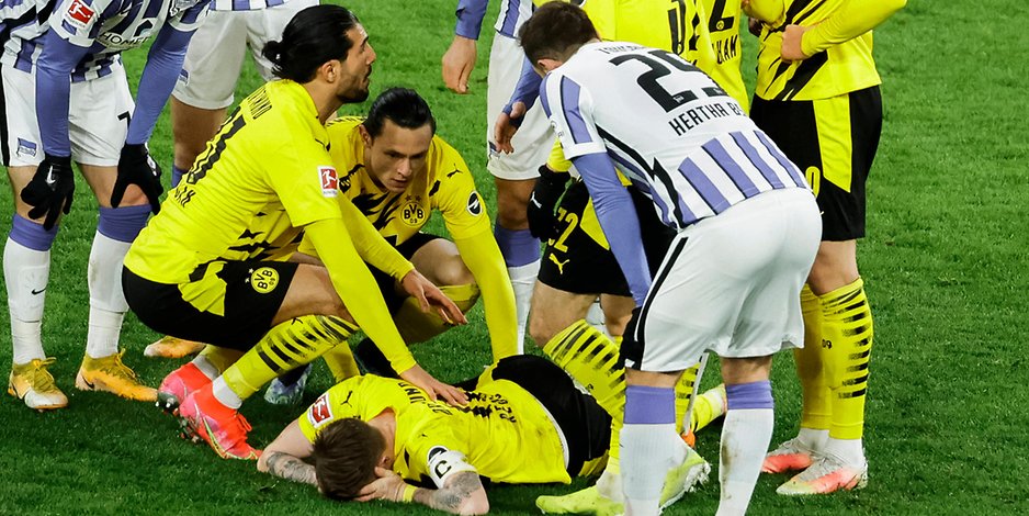 Spieler des BVB und Hertha BSC kümmerten sich nach dem brutalen Foul von Vladimir Darida um den am Boden liegenden Marco Reus.