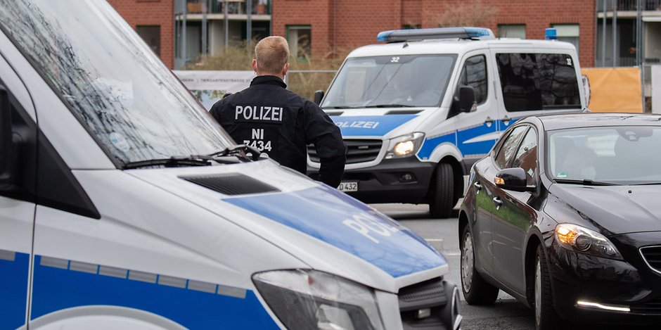 Polizisten kontrollieren ein Wohngebiet, in dem Niedersachsens Ministerpräsident Weil wohnt. 