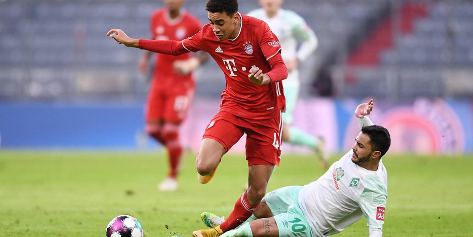 Im Hinspiel packt Bremens Leonardo Bittencourt gegen Bayern-Talent Jamal Musiala die Grätsche aus