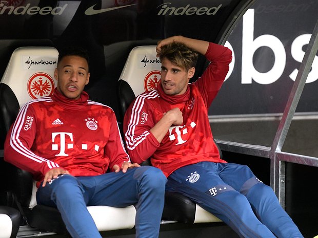 Javi Martinez (r., hier mit Corentin Tolisso) wird den FC Bayern München nach neun Jahren verlassen.