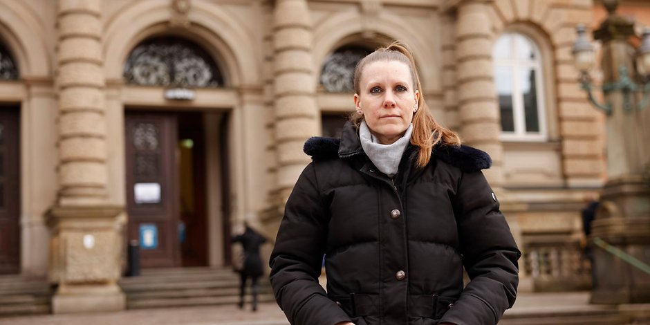 Jennifer Kloth ist wegen ihres geplatzten Brustimplantats vor das Hamburger Landgericht gezogen.