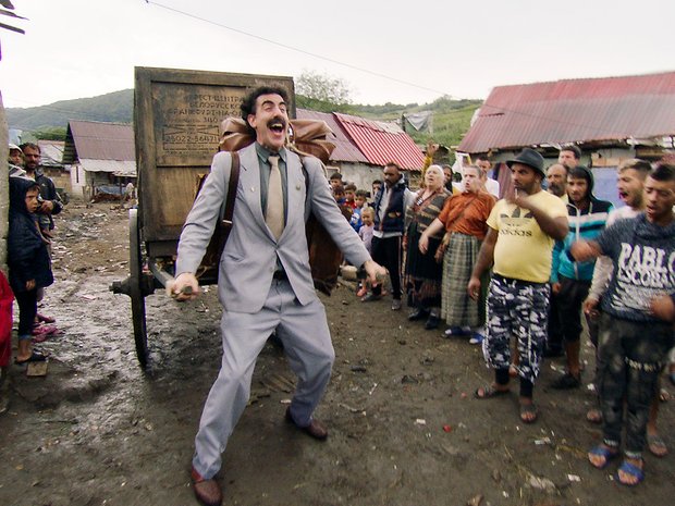 Sacha Baron Cohen als Borat in einer Szene des Films „Borat 2“. Der in einer Nebenrolle auftretende Trump-Anwalt Rudy Giuliani ist für eine „Goldene Himbeere“ nominiert.