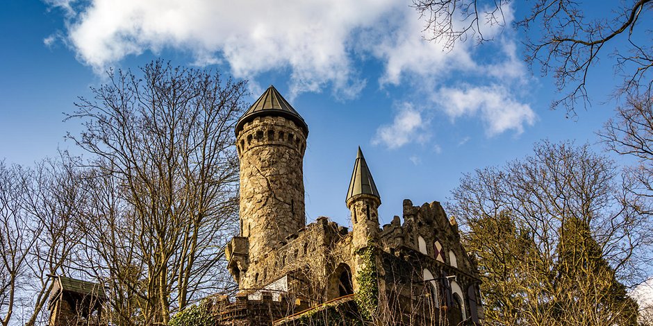 Die Burg mit Wachturm erinnert ans Mittelalter – stammt aber aus dem 19. Jahrhundert.