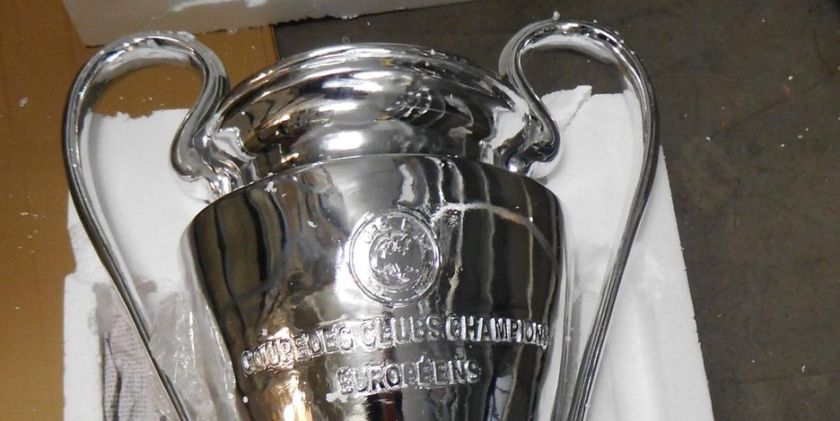 Diesen gefälschten Champions-League-Pokal hatte sich ein 30-Jähriger bestellt.
