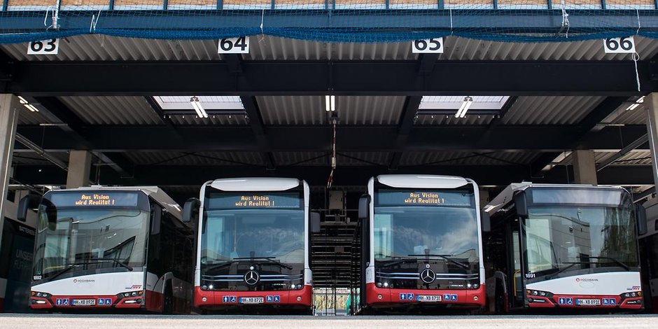 Die Busflotte der Hamburger Hochbahn AG wartet auf die Aufrüstung: Ab Frühjahr 2021 gibt es moderne Doppelmonitore. (Symbolbild)