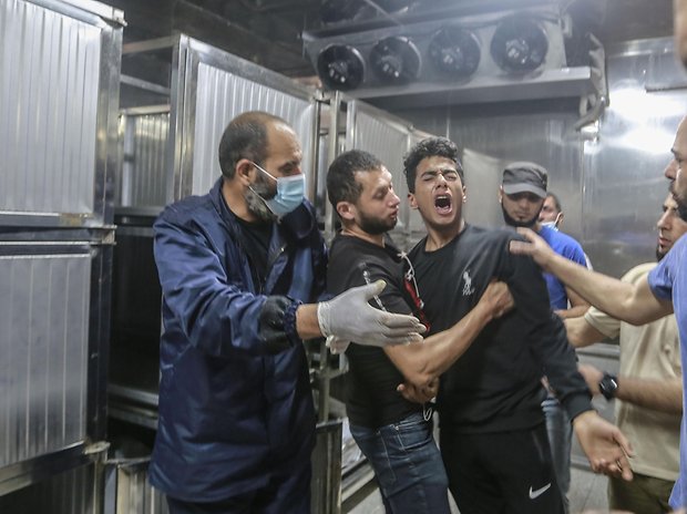 Ein Palästinenser trauert um einen Verwandten in der Leichenhalle des Al-Shifa Krankenhauses im Gazastreifen.