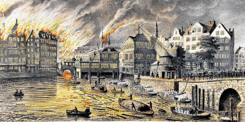 Eine Stadt in Flammen: Zu sehen sind das damalige Hamburger Rathaus und die alte Börse an der Trostbrücke. So erlebte der Lithograf Peter Suhr die Nacht vom 5. auf den 6. Mai 1842.