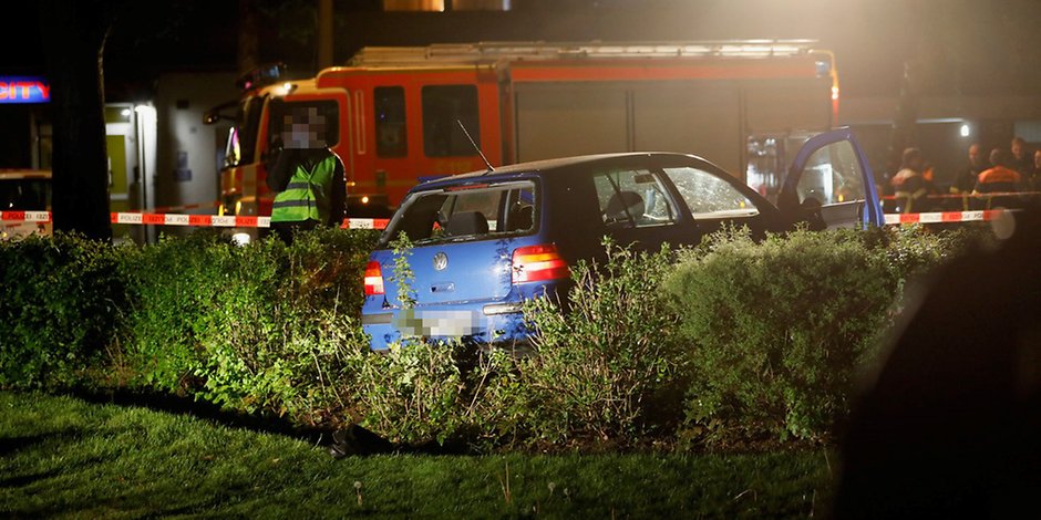 Billstedt: Beim Eintreffen der Polizei hing der VW Golf bereits in der Hecke fest.