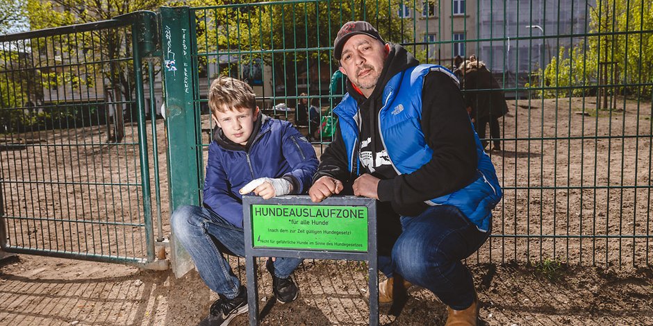 Linus (11) und sein Vater Marcus Neef vor dem Hundeplatz am Kemal-Altun-Platz.