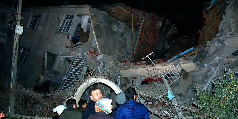 Katastrophe in der Türkei:  Bei das schwere Erdbeben in der Osttürkei sind am Freitagabend mehrere Menschen ums Leben gekommen.