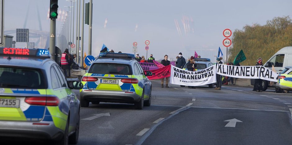 Demonstranten blockieren die Köhlbrandbrücke.