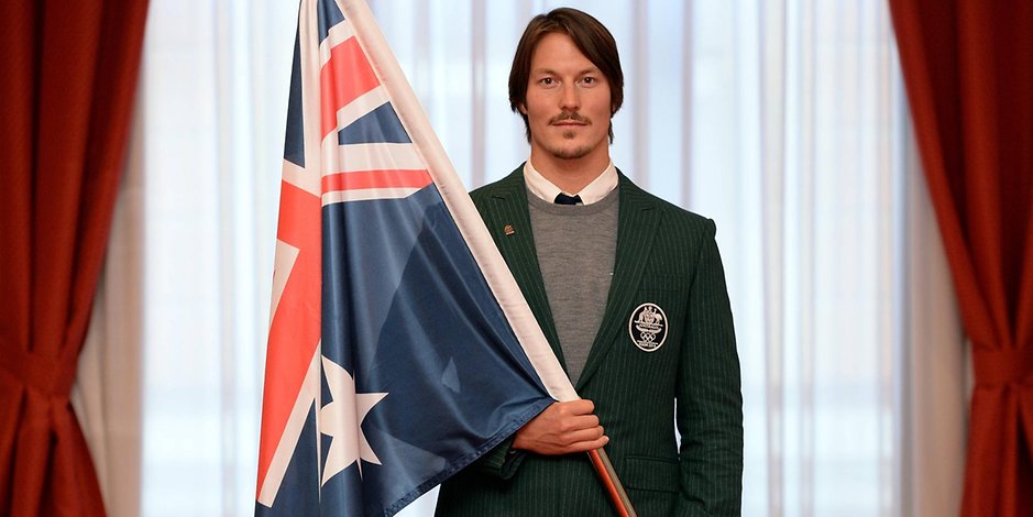 Alex Pullin mit der australischen Flagge. Der Snowboard-Star war bei Olympia 2014 in Sotschi Flaggenträger seines Landes.