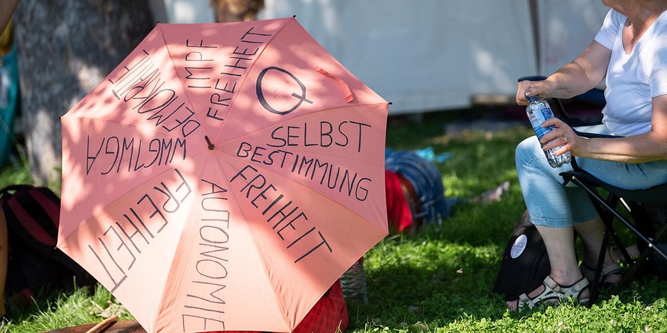 „Freiheit, Autonomie und Selbstbestimmung“ steht auf einem Schirm bei einer Demonstration der „Querdenker“. Die Gruppe, der auch Selina Fullert angehört, widersetzt sich öffentlich den Corona-Regeln