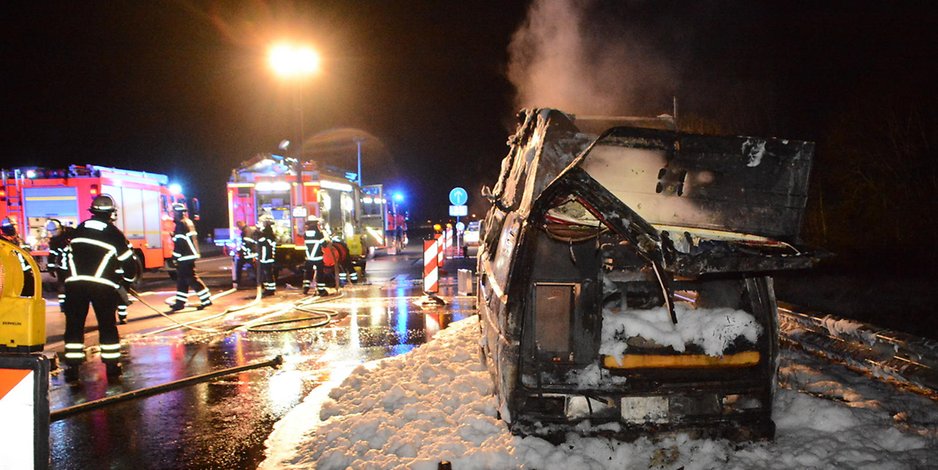Der VW Bully mit Hochdach konnte nicht mehr gerettet werden – er brannte komplett aus.