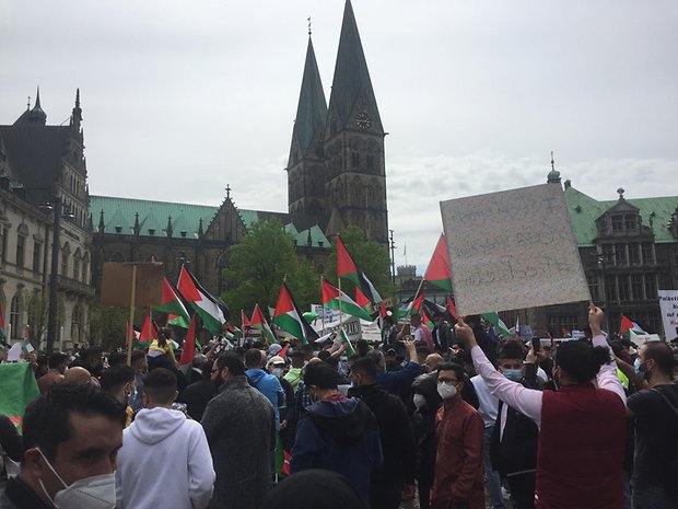 Mit Sprechchören und Palästina-Flaggen demonstrierten zuletzt zahlreiche Menschen wie hier in Bremen gegen Israels Politik.