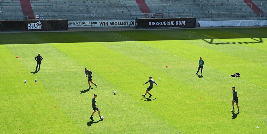 Spieler des FC St. Pauli beim Gruppen-Training im Millerntor-Stadion
