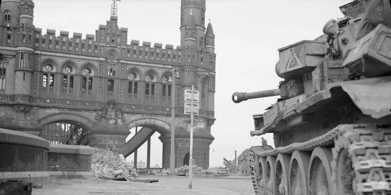3. Mai 1945: Kein Schuss fällt, als britische Panzer in die Stadt rollen. Hier zu sehen sind die Elbbrücken, die damals ein neugotisches Portal hatten. Der Krieg ist für Hamburg zu Ende.