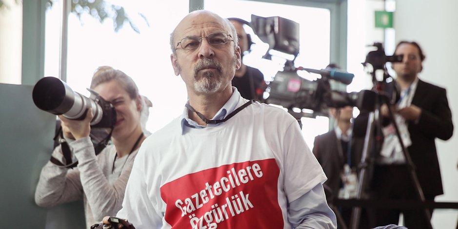 Der Hamburger Journalist Adil Yigit bei einer Aktion in Berlin 2018 (Archivbild).