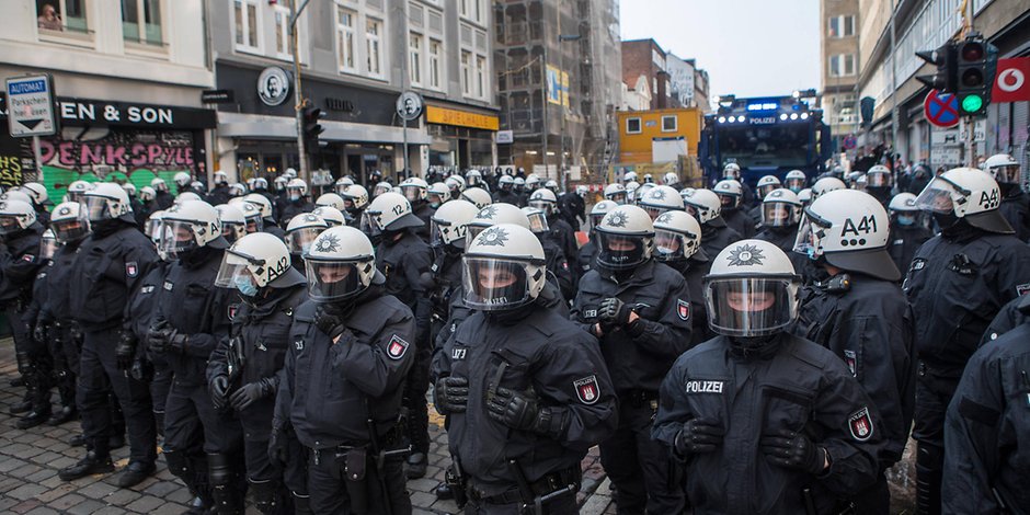 1. Mai in Hamburg: Mit massivem Kräfteaufgebot räumte die Polizei Gruppen von Protestierenden im Schanzenviertel von der Straße.
