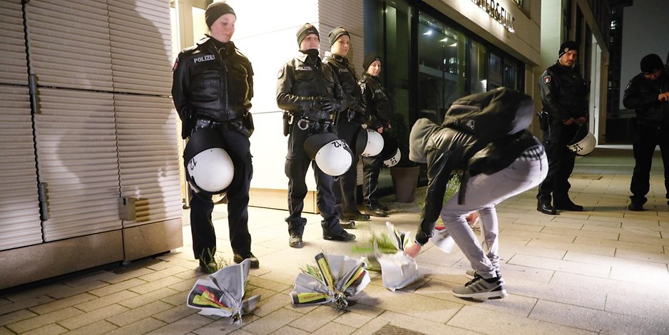 Ein Demonstrant legt vor der Hamburger FDP-Zentrale einen Blumenstrauß ab – in Anlehnung an die Geste der Thüringer Linken-Landeschefin Susanne Hennig-Wellsow.