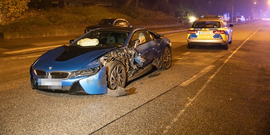 Der BMW-Sportwagen wurde durch den Crash stark beschädigt. 