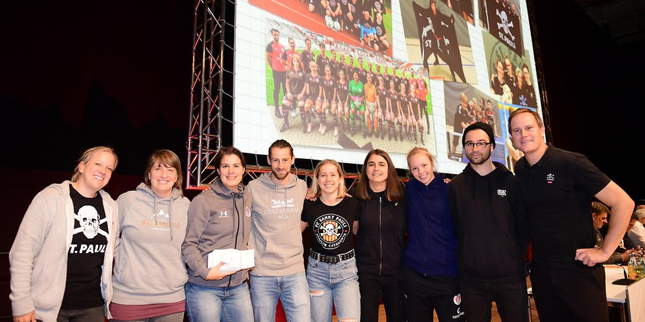Als erfolgreicher Trainer wurde Jan-Philipp Kalla zusammen mit den dritten Frauen bei der JHV im November geehrt.
