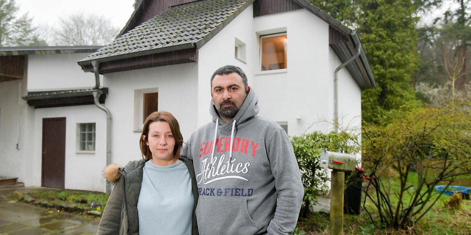 Das Eherpaar Dimitrios (40) und Jacqueline (34) Mouratidis lebt mit seinen Kindern direkt neben der Pony-Waldschänke. Der Vermieter ist derselbe.