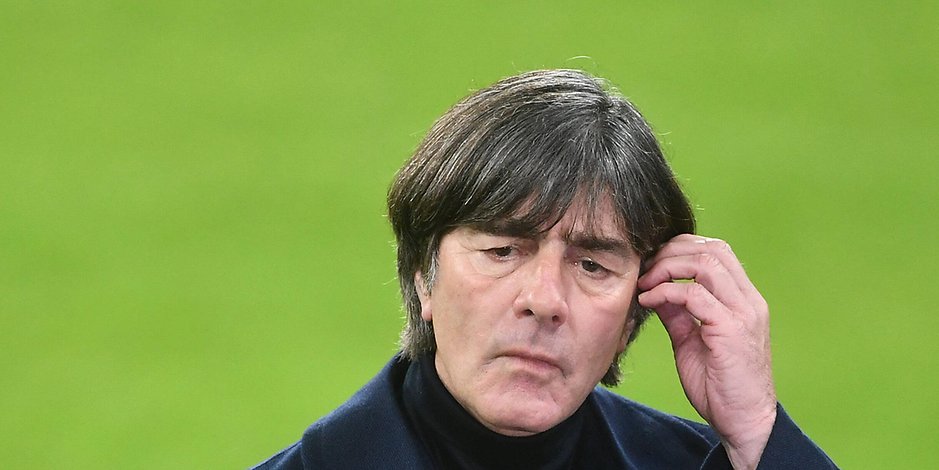 Bundestrainer Joachim Löw blickt nachdenklich auf die nächsten Spiele.