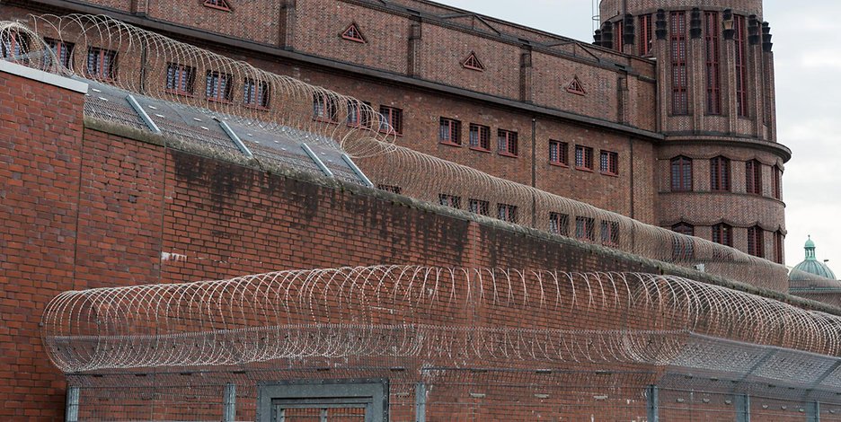 Die Untersuchungshaftanstalt am Holstenglacis von außen. Im Inneren soll es den Gefangenen aktuell nicht so gut ergehen. 