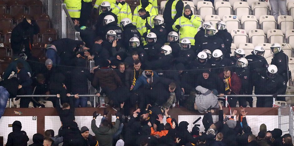 Nach dem Spiel brechen alle Dämme: Dynamo-Fans versuchen, über Zäune zu klettern. Die Polizei greift hart durch.