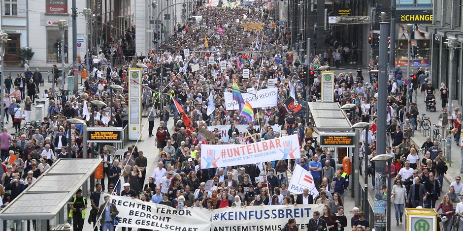 Das Bündnis Unteilbar bei einer Demonstration im vergangenen Jahr in Berlin.