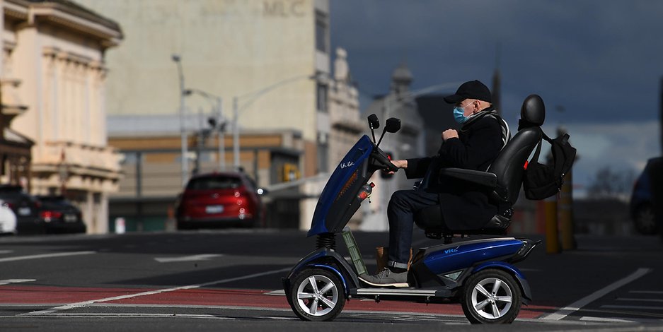 Bei Hamburg: 83-Jähriger landet mit seinem Elektromobil auf der A210. (Symbolbild)