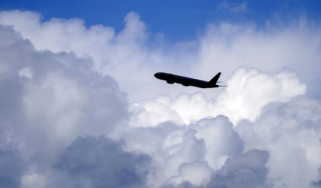 Ein Flugzeug vor Wolken