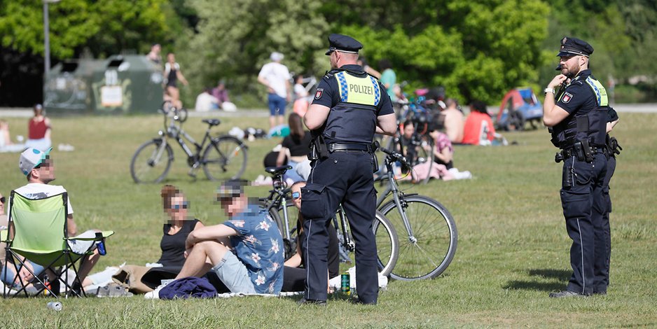 Die Polizei kontrollierte die Menschen im Stadtpark.