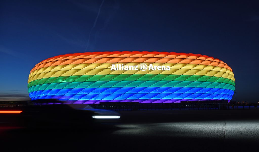 Schon 2016  – anlässlich des Christopher Street Days – leuchtete die Allianz Arena in Regenbogenfarben.