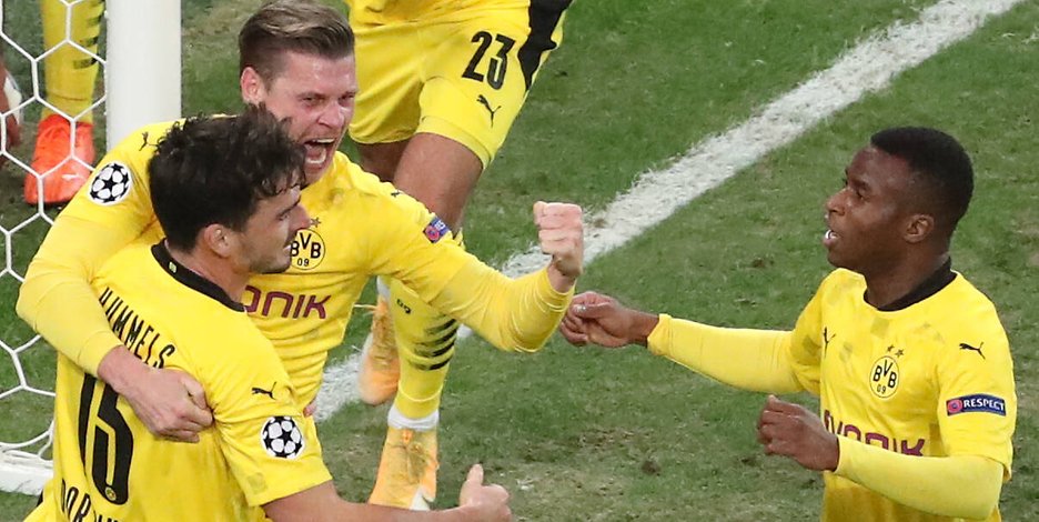 Youssoufa Moukoko bejubelt mit Hummels und Piczszek den Dortmunder Ausgleich.