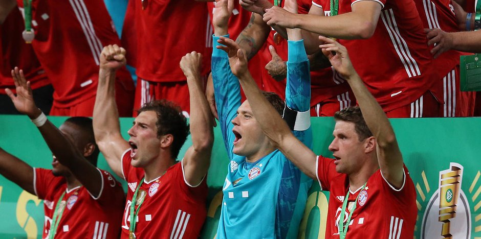 Gruppensingen in harmloser Form: Manuel Neuer (2.v.r.) feiert mit Bayern München lautstark den DFB-Pokal-Sieg 2020