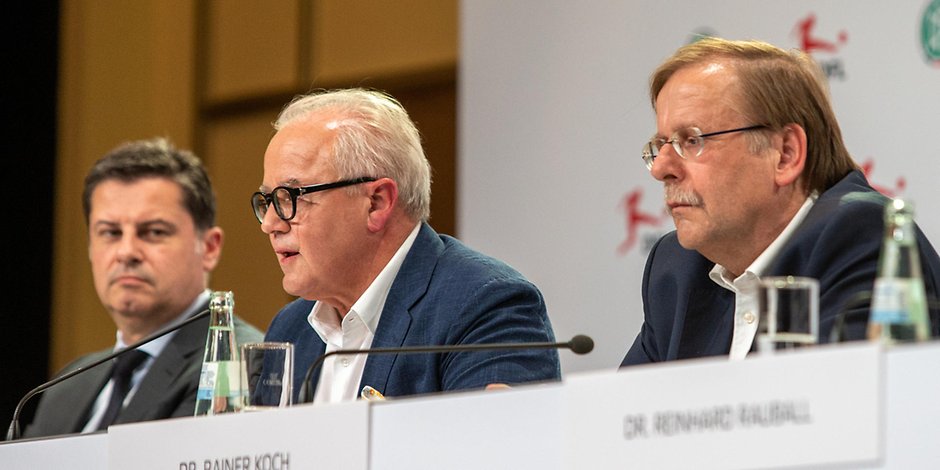 Die drei aktuell vielleicht am häufigsten thematisierten Gesichter des deutschen Fußballs: v.l.n.r.: Christian Seifert, Fritz Keller und Rainer Koch auf einer Generalversammlung der DFL