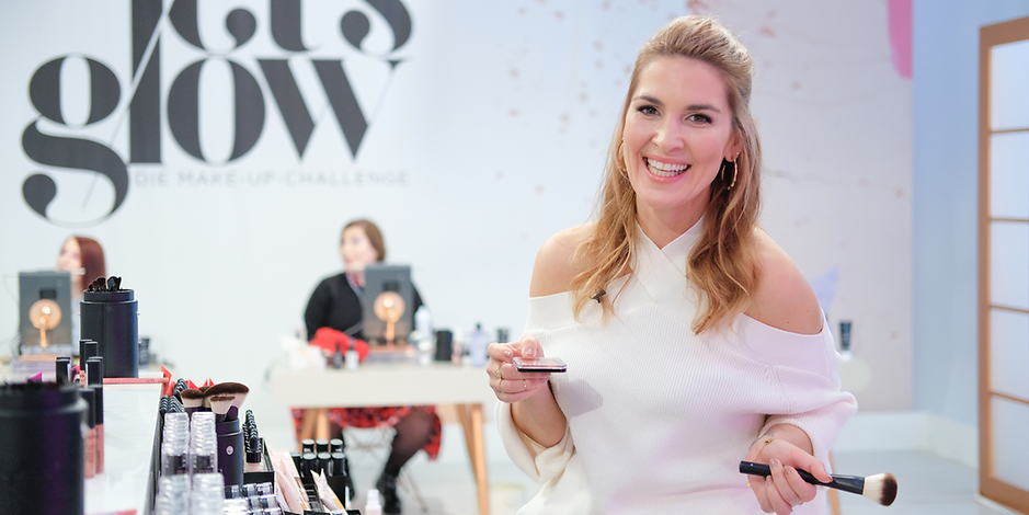Die Hamburger Visagistin Alicja Lisiak (36) bei der neuen VOX-Sendung „Let’s Glow - Die Make-up-Challenge“. Die 36-Jährige bewertet als Co-Jurorin die Leistungen der Kandidaten.