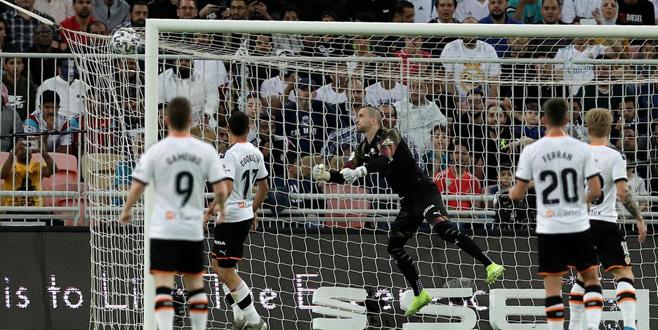 Der Ball ist im Tor! Valencias Torwart Jaume Doménech wird durch den direkt auf seinen Kasten gezirkelten Eckball von Toni Kroos überrascht.