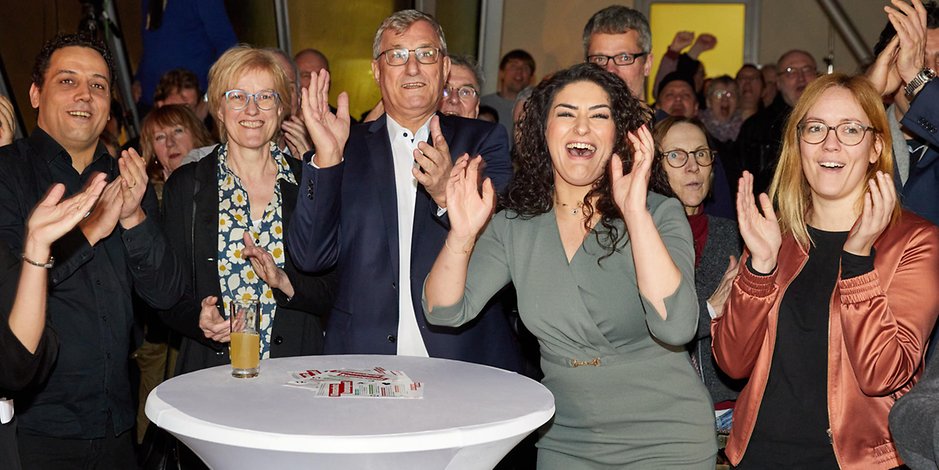 Große Freude bei der Linken: Cansu Özdemir mit Parteichef Bernd Riexinger.