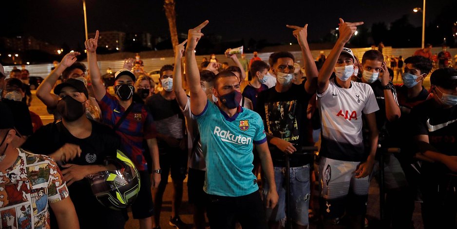 Fans des FC Barcelona protestieren vor dem Camp Nou gegen einen Abgang ihres Schützlings Lionel Messi.