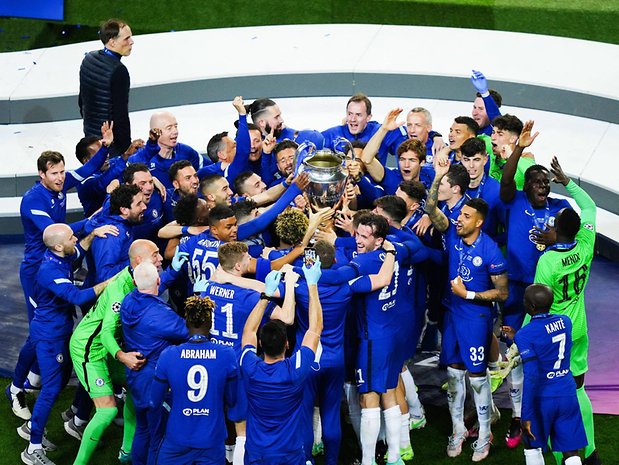 Der FC Chelsea jubelt mit dem Champions-League-Pokal.