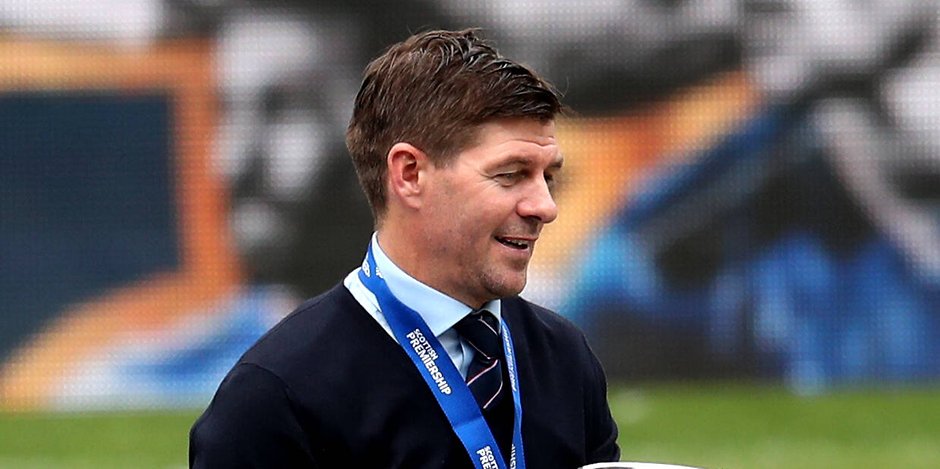Liverpool-Legende und Trainer von Glasgow Rangers Steven Gerrard feiert den Meistertitel.